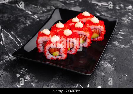 Makroaufnahme von kalifornischen Maki-Sushi-Brötchen mit Reis Stockfoto