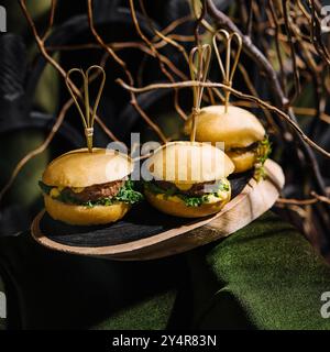 Drei Mini-Burger im Wald Stockfoto