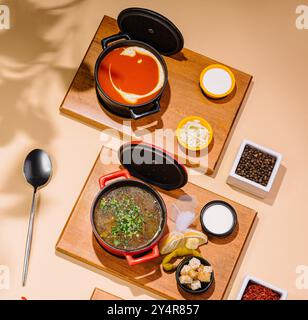 Verschiedene Suppen. Borschtsch, Hühnersuppe und Tomatensuppe Stockfoto