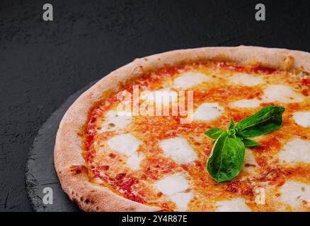 Neapolitanische Pizza auf einer Sahnesauce Stockfoto