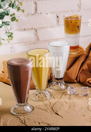 Milchshake Gläser mit verschiedenen Geschmacksrichtungen Stockfoto