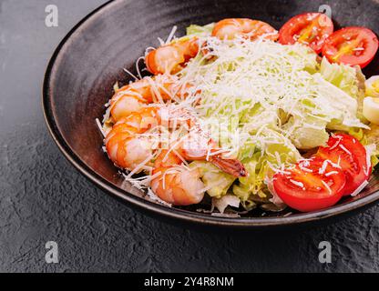 Italienischer Caesar-Salat mit Garnelen in einer Schüssel Stockfoto
