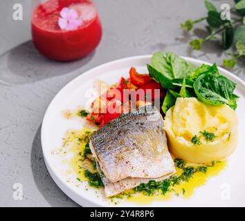 Frittierte Heringsfilets mit Kartoffelpüree Stockfoto