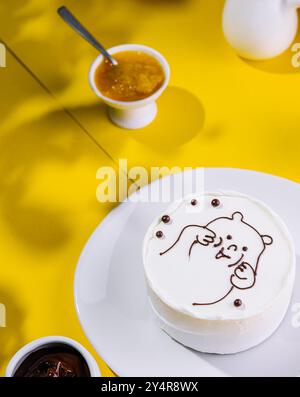 Wunderschöner Vanilatekuchen auf dem Tisch Stockfoto