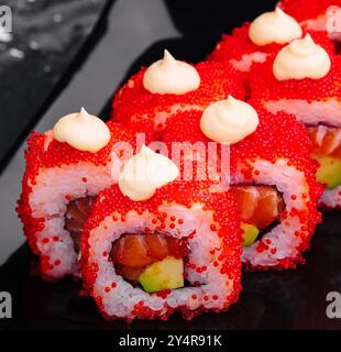 Makroaufnahme von kalifornischen Maki-Sushi-Brötchen mit Reis Stockfoto
