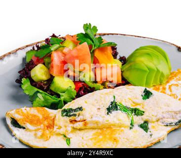 Omelette gefüllt mit Gemüse auf Teller Stockfoto