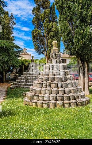 AQUILEIA, ITALIEN – 2. JUNI 2024: Nationales Archäologisches Museum von Aquileia. Dieses Museum beherbergt eine umfangreiche Sammlung römischer Artefakte, die die Ausstellung von t Stockfoto