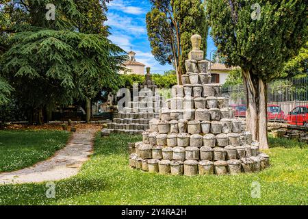 AQUILEIA, ITALIEN – 2. JUNI 2024: Nationales Archäologisches Museum von Aquileia. Dieses Museum beherbergt eine umfangreiche Sammlung römischer Artefakte, die die Ausstellung von t Stockfoto