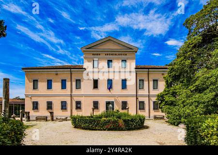 AQUILEIA, ITALIEN – 2. JUNI 2024: Nationales Archäologisches Museum von Aquileia. Dieses Museum beherbergt eine umfangreiche Sammlung römischer Artefakte, die die Ausstellung von t Stockfoto