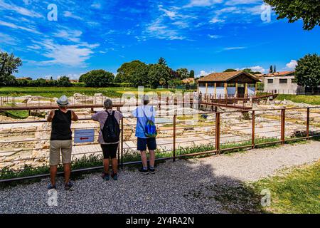 AQUILEIA, ITALIEN – 2. JUNI 2024: Archäologisches Gebiet der ehemaligen Cal und Rizzi. Diese Stätte zeigt antike römische Überreste, die einen Einblick in die Stadt bieten Stockfoto