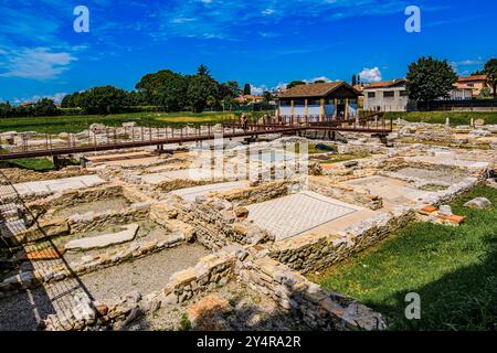 AQUILEIA, ITALIEN – 2. JUNI 2024: Archäologisches Gebiet der ehemaligen Cal und Rizzi. Diese Stätte zeigt antike römische Überreste, die einen Einblick in die Stadt bieten Stockfoto