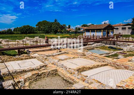 AQUILEIA, ITALIEN – 2. JUNI 2024: Archäologisches Gebiet der ehemaligen Cal und Rizzi. Diese Stätte zeigt antike römische Überreste, die einen Einblick in die Stadt bieten Stockfoto