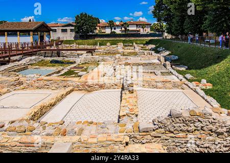 AQUILEIA, ITALIEN – 2. JUNI 2024: Archäologisches Gebiet der ehemaligen Cal und Rizzi. Diese Stätte zeigt antike römische Überreste, die einen Einblick in die Stadt bieten Stockfoto