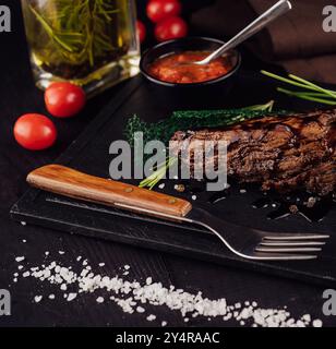 Großes Stück gebratenes Fleisch mit Chili-Sauce Stockfoto