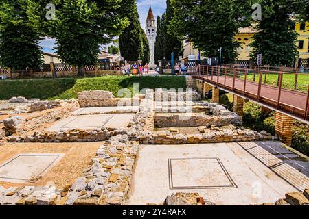 AQUILEIA, ITALIEN – 2. JUNI 2024: Archäologisches Gebiet der ehemaligen Cal und Rizzi. Diese Stätte zeigt antike römische Überreste, die einen Einblick in die Stadt bieten Stockfoto