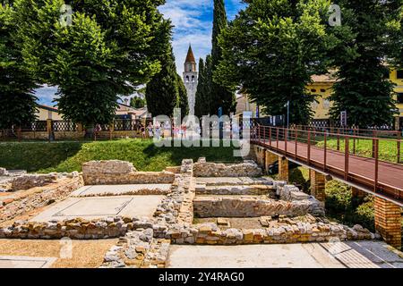 AQUILEIA, ITALIEN – 2. JUNI 2024: Archäologisches Gebiet der ehemaligen Cal und Rizzi. Diese Stätte zeigt antike römische Überreste, die einen Einblick in die Stadt bieten Stockfoto