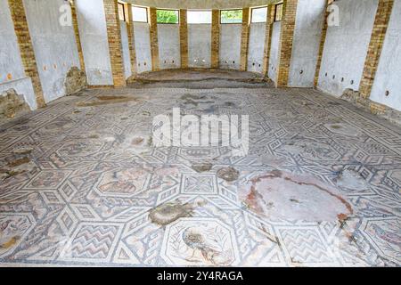 AQUILEIA, ITALIEN – 2. JUNI 2024: Archäologisches Gebiet der ehemaligen Cal und Rizzi. Diese Stätte zeigt antike römische Überreste, die einen Einblick in die Stadt bieten Stockfoto