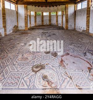 AQUILEIA, ITALIEN – 2. JUNI 2024: Archäologisches Gebiet der ehemaligen Cal und Rizzi. Diese Stätte zeigt antike römische Überreste, die einen Einblick in die Stadt bieten Stockfoto