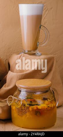 Karamell-Eiskaffee mit Schlagsahne und Sanddorntee Stockfoto
