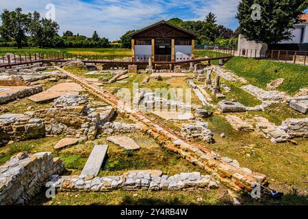 AQUILEIA, ITALIEN – 2. JUNI 2024: Archäologisches Gebiet der ehemaligen Cal und Rizzi. Diese Stätte zeigt antike römische Überreste, die einen Einblick in die Stadt bieten Stockfoto