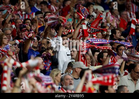 Madrid, Spanien. September 2024. Madrid, Spanien; 15.09.2024.- Atletico Fans. Atlético de Madrid schlägt Valencia C.F. mit 3:0. Am 5. Spieltag der spanischen Fußballliga 2024-2025. Atletico de Madrid mit Toren von Conor Gallagher 39', Antoine Griezmann 54' und Julián Álvarez 90 4'. Vermerk: Juan Carlos Rojas./dpa/Alamy Live News Stockfoto