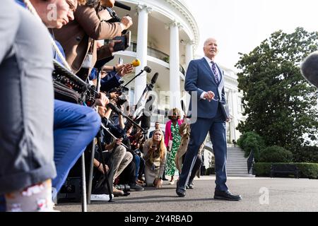 US-Präsident Joe Biden spricht kurz mit den Medien, bevor er am 16. September 2024 aus dem Weißen Haus zu einem Tagesausflug nach Wilmington, dann Philadelphia, in Washington, DC, USA, verlässt. Der Präsident sprach über den zweiten Attentat auf den republikanischen Präsidentschaftskandidaten Donald Trump und sagte, er sei froh, dass der frühere Präsident in Ordnung sei. Kredit: Jim LoScalzo/Pool über CNP Stockfoto