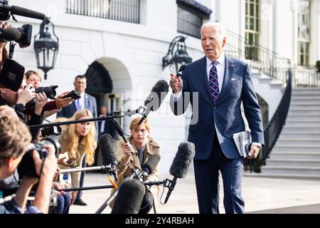 Washington, DC, USA. September 2024. US-Präsident Joe Biden spricht kurz mit den Medien, bevor er am 16. September 2024 aus dem Weißen Haus zu einem Tagesausflug nach Wilmington, dann Philadelphia, in Washington, DC, USA, verlässt. Der Präsident sprach über den zweiten Attentat auf den republikanischen Präsidentschaftskandidaten Donald Trump und sagte, er sei froh, dass der frühere Präsident in Ordnung sei. Quelle: Jim LoScalzo/Pool über CNP/dpa/Alamy Live News Stockfoto