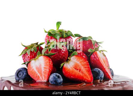 Kuchen mit geschmolzener Zartbitterschokolade mit frischen Beeren Stockfoto