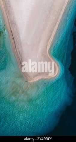 Helle türkisfarbene Wellen schlagen sanft an den Sandstränden von Brac Island und bilden einen abgelegenen Strand, der perfekt zum Entspannen ist. Zlatni Rat Beach Kroatien Stockfoto