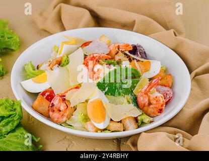 Huhn und Garnelen caesar Salat von oben Stockfoto