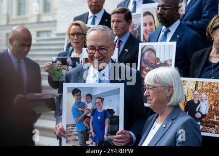 Washington, Vereinigte Staaten. September 2024. Chuck Schumer (Demokrat von New York) und andere demokratische Senatoren über die Schritte des Kapitols im Senat für eine Pressekonferenz zum Schutz der IVF in Washington, DC am Dienstag, den 17. September 2024. Quelle: Annabelle Gordon/CNP/dpa/Alamy Live News Stockfoto