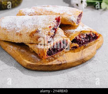 Blätterteiggebäck, gefüllt mit süßer Kirschfüllung Stockfoto