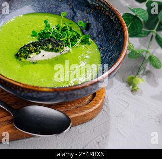 Brokkoli, Spinatcremesuppe in einer Schüssel Stockfoto