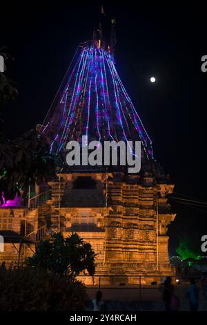 Shamlaji, Gujarat / Indien - 11. November 2019 : Eine nächtliche Beleuchtung des Shamlaji-Tempels in einer Vollmondnacht im Dorf Shamlaji. Stockfoto