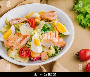 Huhn und Garnelen caesar Salat von oben Stockfoto