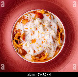 Italienische Spaghetti mit gebackenen Kirschtomaten Stockfoto