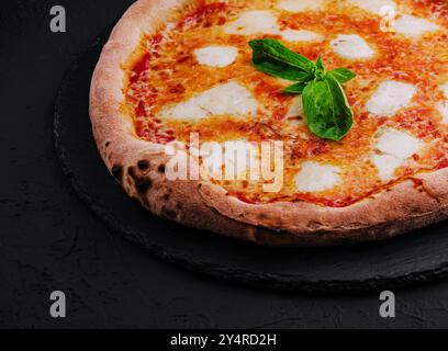 Neapolitanische Pizza auf einer Sahnesauce Stockfoto