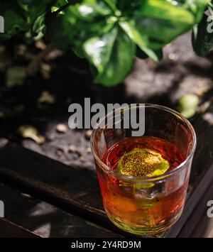 Alkoholischer Negroni-Cocktail mit Blick von oben Stockfoto