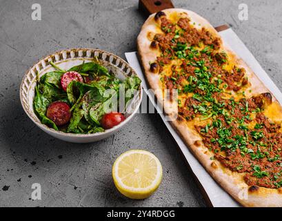 PIDE ist ein türkisches Fladenbrot mit gehacktem Lammfleisch und Rindfleisch Stockfoto