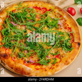 Pizza mit Rucola von oben Stockfoto
