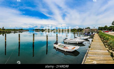 GRADO, ITALIEN – 2. JUNI 2024: Laguna di Marano, eine ruhige Lagune, die für ihre reiche Artenvielfalt und malerische Landschaften bekannt ist und einen friedlichen naturpark bietet Stockfoto