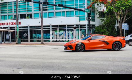 Miami Beach, Florida USA - 8. Juni 2024: 2020 Chevrolet Corvette 3LT Coupeat miami Beach. Chevrolet Corvette 3LT Coupe Orange auf der Straße Stockfoto