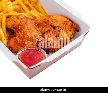 Gebratene Hähnchenschenkel mit Pommes frites in der Papierkarton Stockfoto