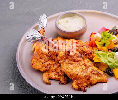 Gebackene goldene Hähnchenstangen und griechischer Salat Stockfoto