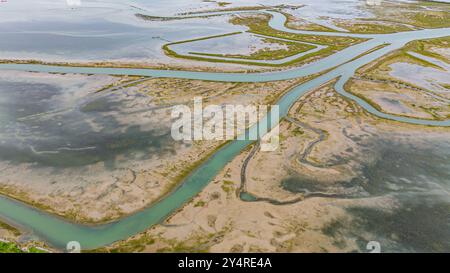 GRADO, ITALIEN – 2. JUNI 2024: Laguna di Marano, eine ruhige Lagune, die für ihre reiche Artenvielfalt und malerische Landschaften bekannt ist und einen friedlichen naturpark bietet Stockfoto