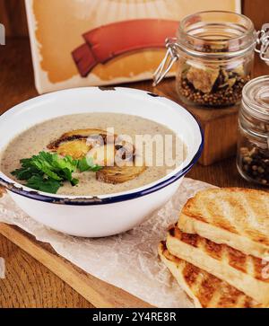 Pilzpüree Suppe mit Toast an Bord Stockfoto