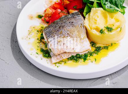 Frittierte Heringsfilets mit Kartoffelpüree Stockfoto