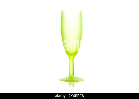 Grünes, mattes Champagnerglas isoliert auf weiß. Freier Platz für Text. Hintergrund für eine Cocktailkarte. Stockfoto