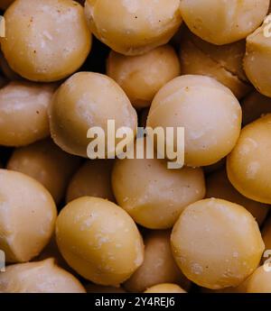 Köstliche Macadamia-Nüsse von oben Stockfoto