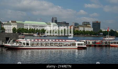 Hamburg 04.06.24: Alsterboot auf der Binnenalster. Im Hintergrund das Fairmont Hotel vier Jahreszeiten Hamburg Deutschland *** Hamburg 04 06 24 Alsterboot auf der inneren Alster im Hintergrund das Fairmont Hotel vier Jahreszeiten Hamburg Deutschland  kW 9888 Stockfoto